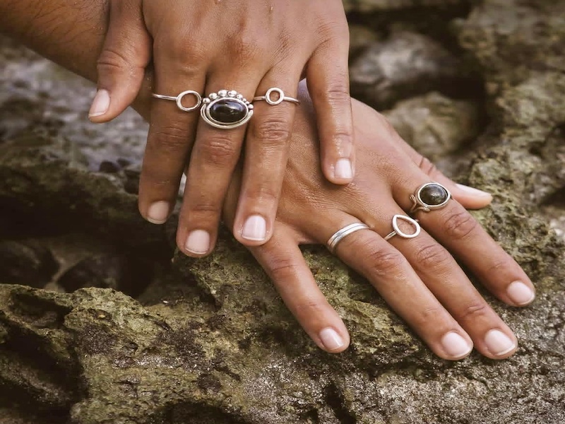 Silver rings and some have dark stones. Anillos de plata y algunos tienen piedras oscuras.